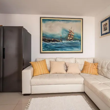 Apartment 2 Bedroom Stunning In *