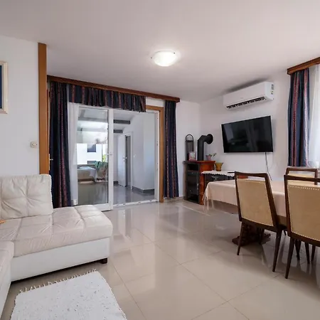 2 Bedroom Stunning In Apartment Medulin