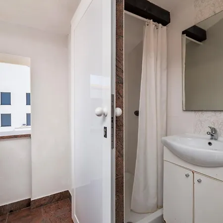 2 Bedroom Stunning In *