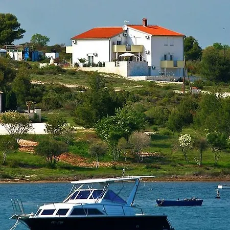 2 Bedroom Stunning In *