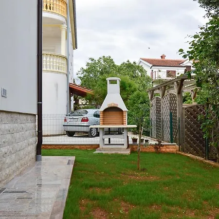 2 Bedroom Stunning In Apartment Medulin